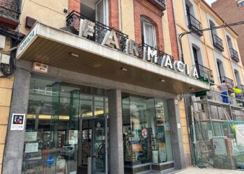 Farmacia Palomo Collazo, bajo la marquesina que ha ardido esta mañana. / E.A.