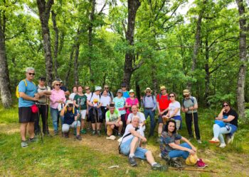 Grupo de senderistas del ‘Taller Cultural de Fuentepelayo’ en la ruta / JUAN CRUZ