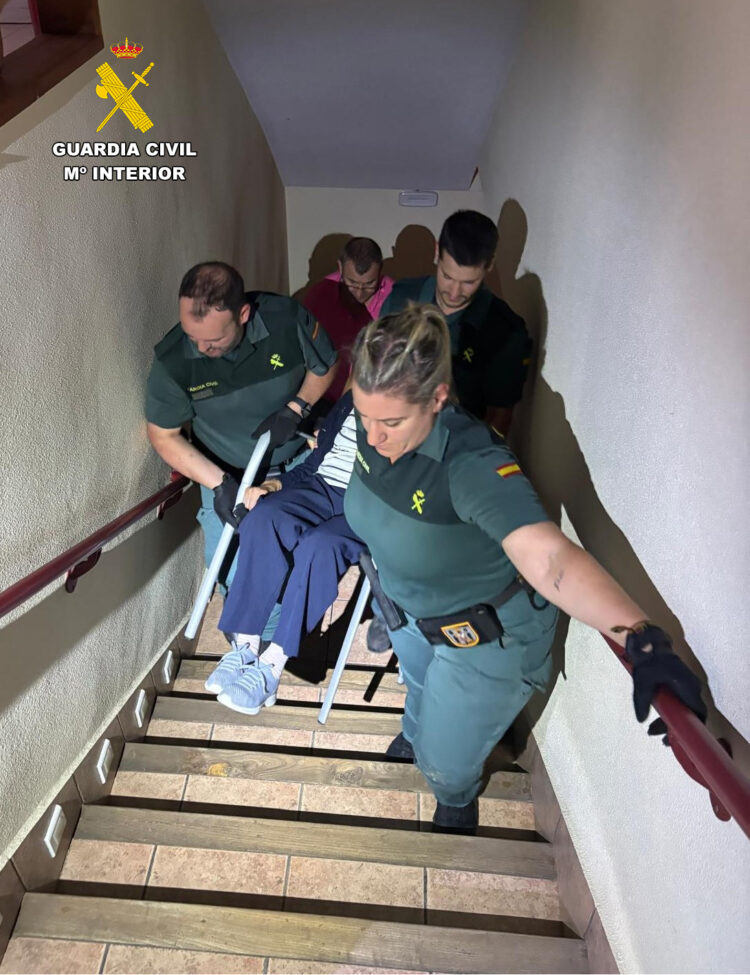 Auxiliadas 14 personas mayores durante un apagón en la residencia de Navares de Enmedio 1 La Guardia Civil de Segovia auxilia a 14 personas mayores durante un apagón en una residencia / GUARDIA CIVIL