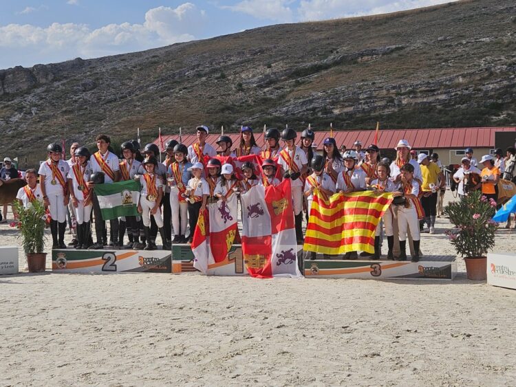 Los ganadores de la última jornada del Nacional posan en el podio./FHCYL
