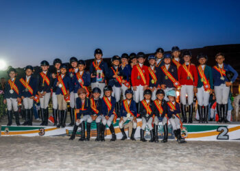 Los ganadores en la prueba de salto por equipos posan en el podio./FHCYL