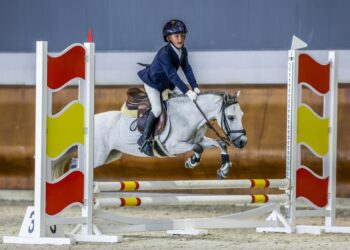 Leo Pino montando a 'Taranto' durante un ejercicio./FHCYL