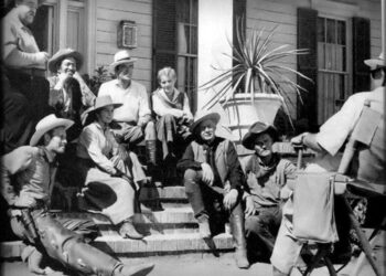 Tras las cámaras, reparto y director, reunidos en los escenarios de “Horizontes de Grandeza”, protagonizada por Gregory Peck y Jean Simmons.