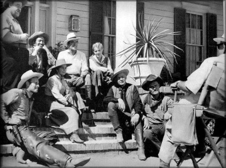 Tras las cámaras, reparto y director, reunidos en los escenarios de “Horizontes de Grandeza”, protagonizada por Gregory Peck y Jean Simmons.