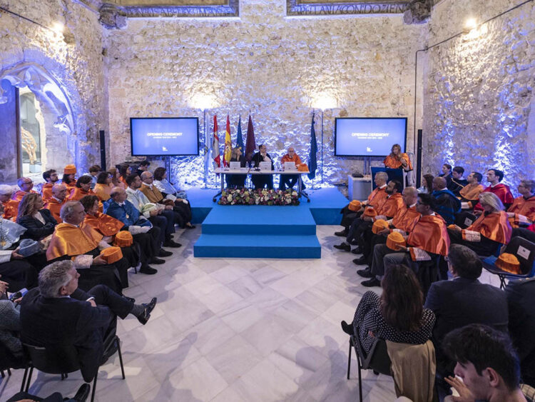 La Diputación impulsa la educación superior de 54 segovianos para estudiar en IE University 1 Acto de inauguración del curso en IE University. / KAMARERO