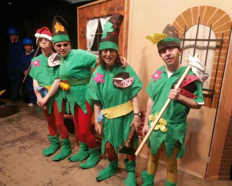 Primeras actuaciones de la 42 edición de la Real Muestra de Teatro Especial de Fuentepelayo 1 Agrupación de Martiherrero / JUAN CRUZ