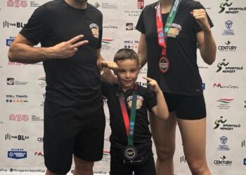 Sergio de Diego, Enzo Giménez y Marta González posan con las medallas en Hungría./CLUB VICTORIA