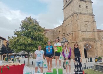 La integrante del club segoviano posa en lo más alto del podio./T. LACERTA