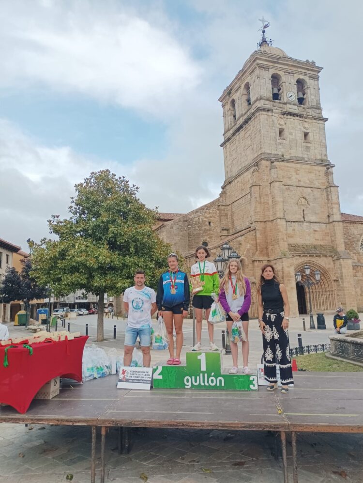 Cuatro medallas para el Triatlón Lacerta en Aguilar 1 La integrante del club segoviano posa en lo más alto del podio./T. LACERTA