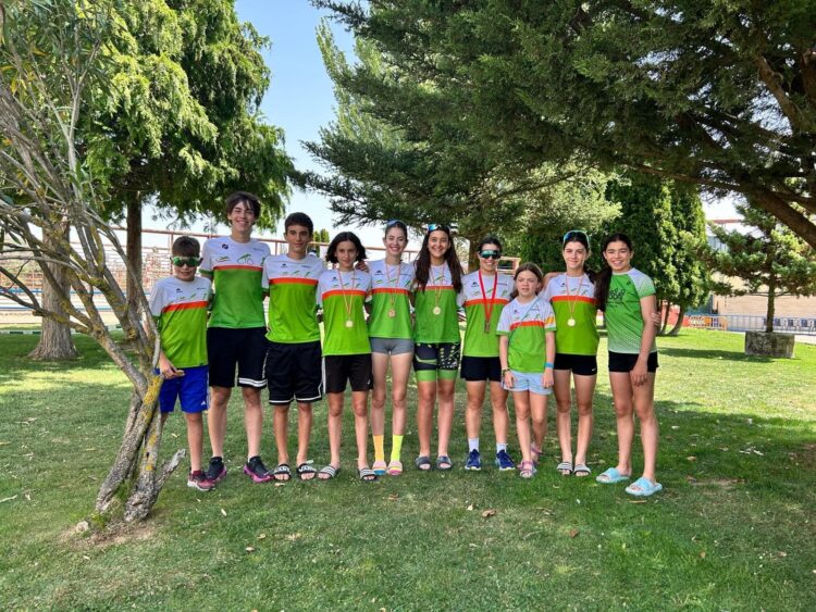 El Triatlón Lacerta triunfa en varios campeonatos autonómicos 1 La comitiva del club segoviano durante la cita./T. LACERTA