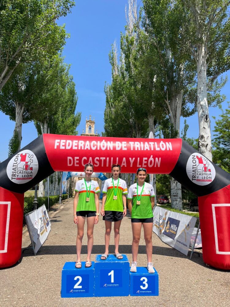 El Triatlón Lacerta brilla en Fuentespina y Vitoria-Gasteiz 1 La comitiva del club segoviano con las medallas en Fuentespina./T.LACERTA