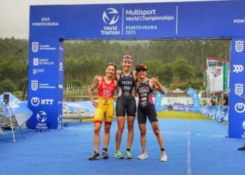 La segoviana Marina Muñoz posa como subcampeona del Mundo de Triatlón Cross en Pontevedra./FETRI