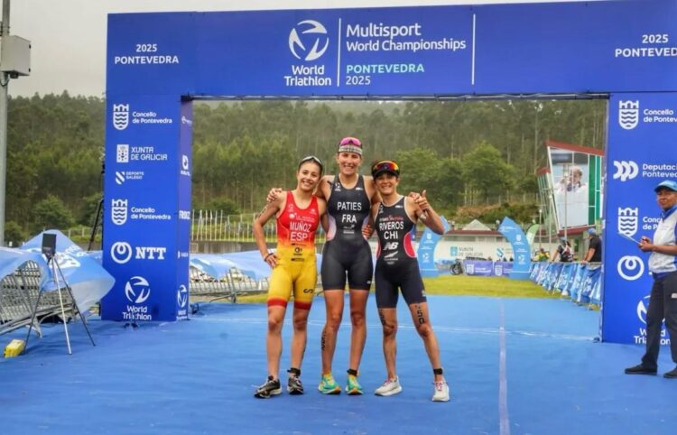 La segoviana Marina Muñoz posa como subcampeona del Mundo de Triatlón Cross en Pontevedra./FETRI