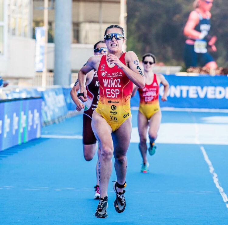 Marina Muñoz, plata mundial en acuatlón 1 Marina Muñoz antes de entrar en meta durante el Mundial Multideporte celebrado en Pontevedra./WORLD TRIATHLON