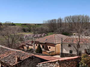 Mazagatos se asienta sobre un boscoso entorno natural.