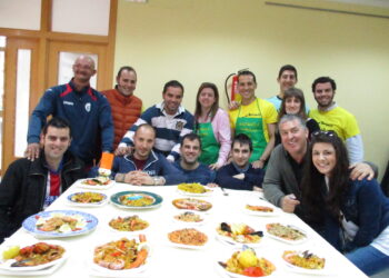 Miembros de la Comisión de Festejos celebran el concurso de paellas / LOURDES MATARRANZ