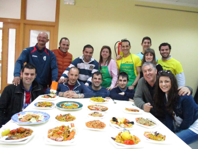 Miembros de la Comisión de Festejos celebran el concurso de paellas / LOURDES MATARRANZ