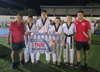 La delegación del Taekwondo Miraflores posa con las medallas durante la cita en Cáceres./MIRAFLORES