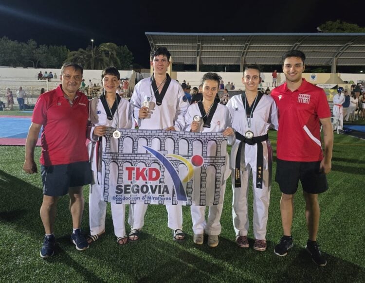 El Taekwondo Miraflores destaca en el XIII Open de Cáceres 1 La delegación del Taekwondo Miraflores posa con las medallas durante la cita en Cáceres./MIRAFLORES
