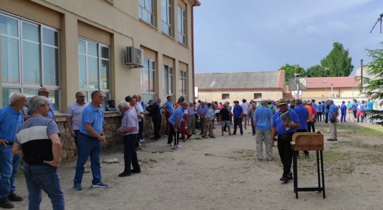 Participantes en primera jornada de juegos autóctonos del Torneo Interpueblos en Mozoncillo./DIP. SEGOVIA
