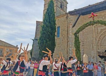 Los mozos realizan una parada en el camino para danzar al ritmo de los paloteos./AYUNTAMIENTO DE FUENTEPELAYO