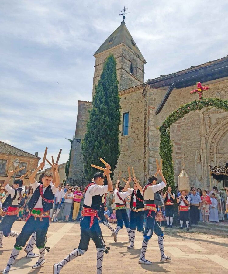 Los mozos realizan una parada en el camino para danzar al ritmo de los paloteos./AYUNTAMIENTO DE FUENTEPELAYO