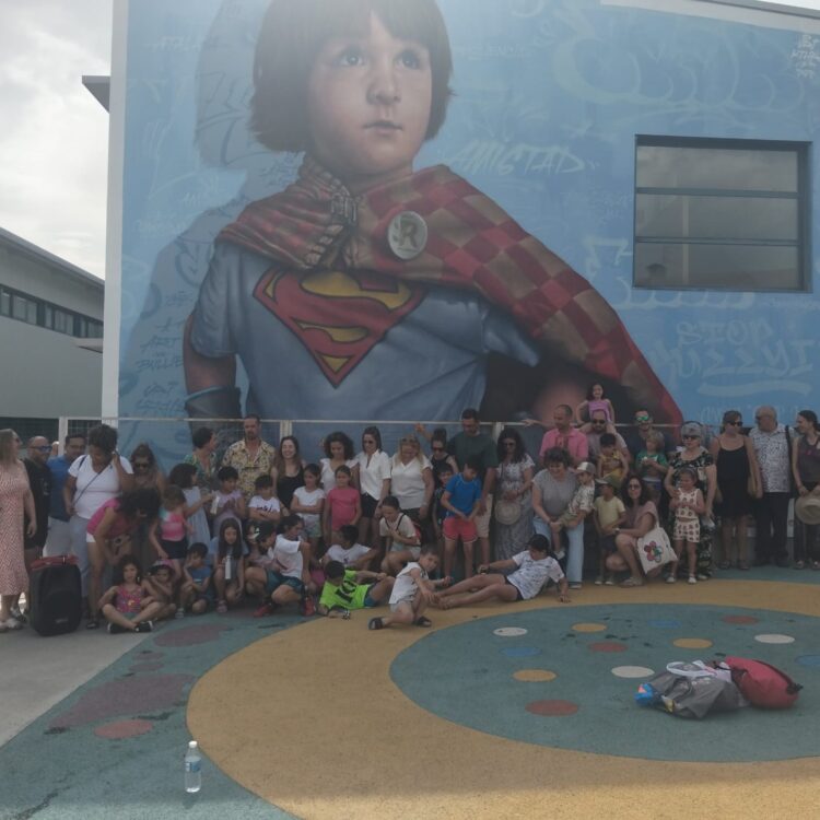 Presentación del mural “Superhéroes contra el Bullying” en el CEIP Atalaya de Palazuelos de Eresma./AYTO. PALAZUELOS DE ERESMA
