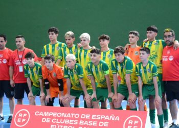 La plantilla del infantil del Sporting Nava antes del encuentro ante el Industrias Santa Coloma./AMADOR MARUGÁN