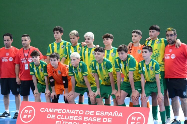 La plantilla del infantil del Sporting Nava antes del encuentro ante el Industrias Santa Coloma./AMADOR MARUGÁN