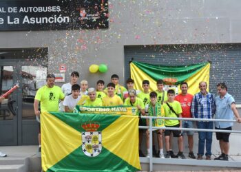 La plantilla del Sporting Nava celebra su billete para la fase final./AMADOR MARUGÁN