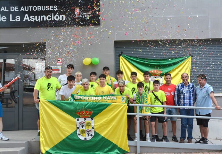 La plantilla del Sporting Nava celebra su billete para la fase final./AMADOR MARUGÁN