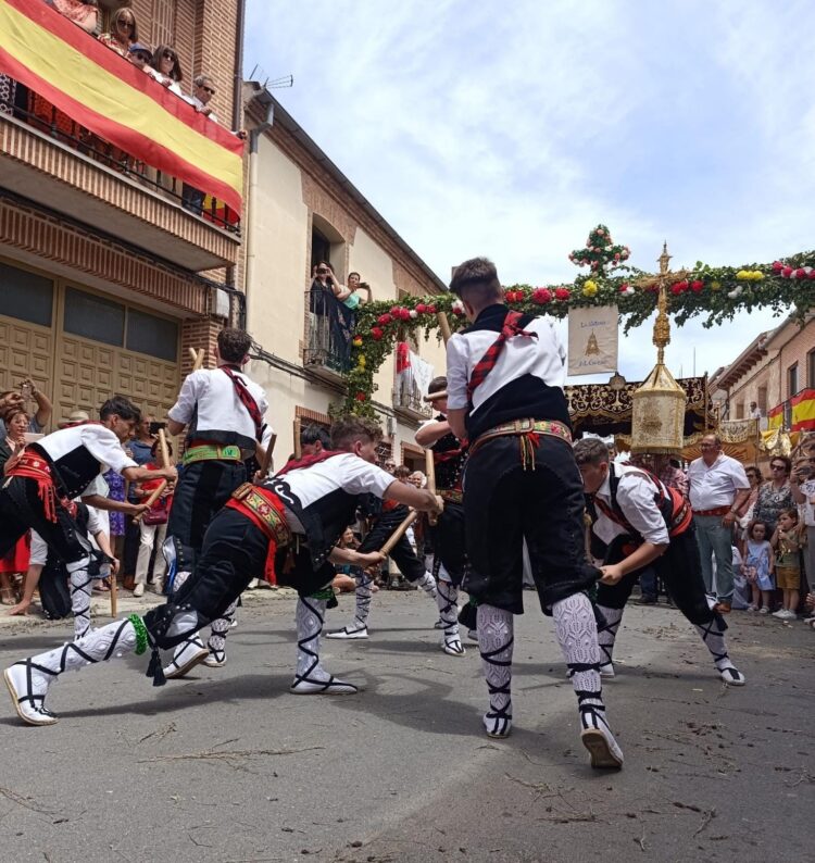 Fuentepelayo se prepara para festejar la Octava del Corpus Christi 1 Instantes de la celebración en años anteriores / AYTO. DE FUENTEPELAYO