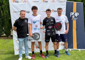 Guillermo Fernández y Sergio Tierno posan como ganadores del torneo./E.A