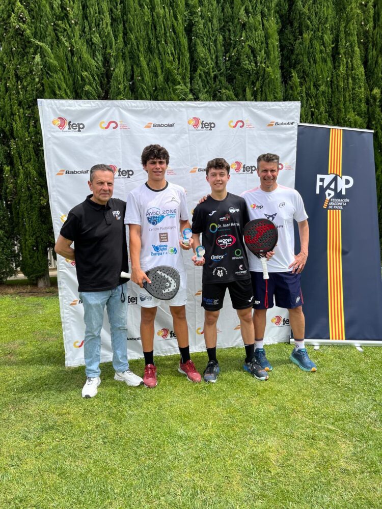Guillermo Fernández y Sergio Tierno posan como ganadores del torneo./E.A