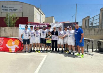 Diferentes instantáneas del club segoviano Padelzone 2.0 tras proclamarse campeón autonómico en las instalaciones de Saque Pádel Social Club, en Palencia./E.A