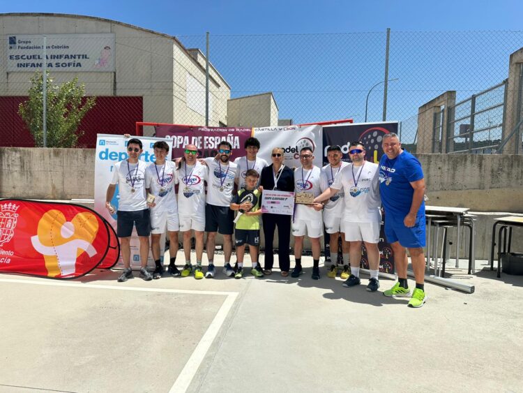Diferentes instantáneas del club segoviano Padelzone 2.0 tras proclamarse campeón autonómico en las instalaciones de Saque Pádel Social Club, en Palencia./E.A