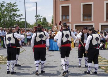 Lo mozos danzan el Paloteo en Tabanera del Monte./E.A.