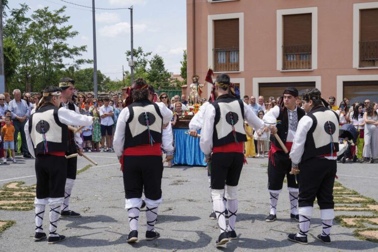 Lo mozos danzan el Paloteo en Tabanera del Monte./E.A.