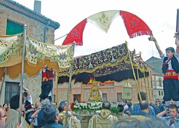 Arriba los mozos realizando uno de los Arcos./ ESTHER MAGANTO