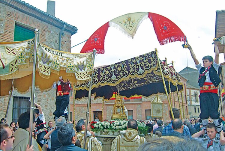 Arriba los mozos realizando uno de los Arcos./ ESTHER MAGANTO