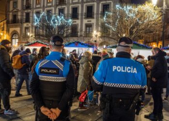 Policía Local en el mercadillo navideño./E.A.