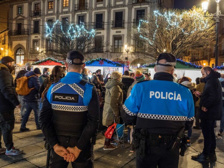 Intervenciones de la Policía Local el fin de semana 1 Policía Local en el mercadillo navideño./E.A.