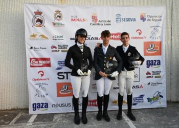 Los ganadores en categoría D posan con los trofeos en la cita./FHCYL