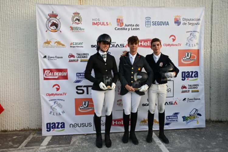 Los ganadores en categoría D posan con los trofeos en la cita./FHCYL