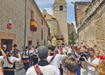 Los vecinos adornan sus balcones y rejas con banderas, colchas bordadas, mantones de manila o con las colgaduras que la Parroquia ha diseñado para esta conmemoración./ AYUNTAMIENTO DE FUENTEPELAYO