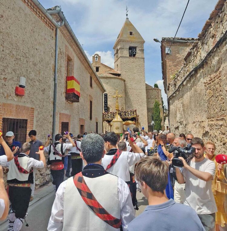 Los vecinos adornan sus balcones y rejas con banderas, colchas bordadas, mantones de manila o con las colgaduras que la Parroquia ha diseñado para esta conmemoración./ AYUNTAMIENTO DE FUENTEPELAYO