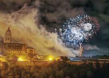 Segovia ofrece panorámicas y rincones increíbles que favorecen la espectacularidad de los artificios pirotécnicos brindándonos imágenes de postal.