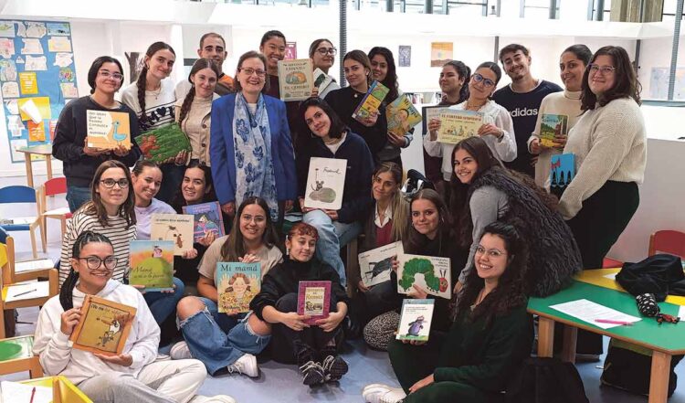 Clase práctica en sala infantil del campus. / Alumnos 4º de PEC