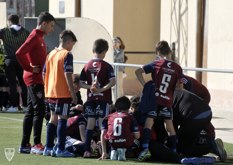 El benjamín de la Segoviana en el instante del ante el Claret./JUAN MARTÍN-G.SEGOVIANA