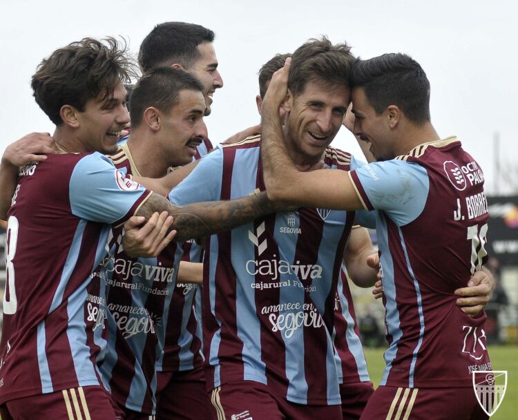 Los jugadores de la Segoviana celebran el gol de Fer Llorente en el duelo ante el Andorra./JUAN MARTÍN-G.SEGOVIANA